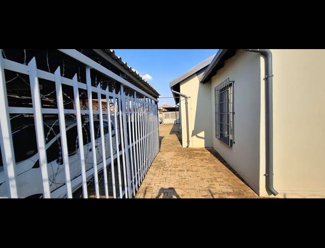 2 BEDROOM HOUSE FOR SALE IN SOSHANGUVE VV